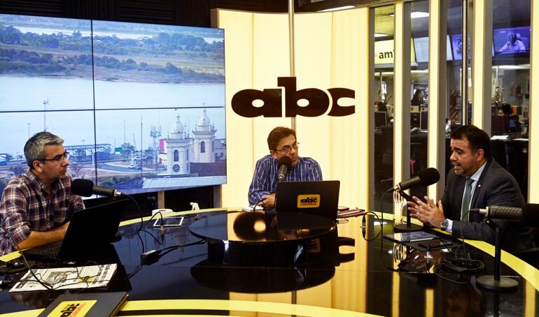 Óscar Llamosas, ministro de Hacienda, en los estudios de ABC Cardinal.