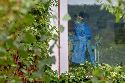 Una profesional sanitaria realiza su trabajo en la residencia Torreblanca de Sant Joan les Fonts (Girona) donde un brote de covid ha causado siete defunciones en este centro, según el departamento de Derechos Sociales de la Generalitat.