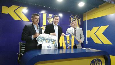 Gustavo Florentín (i) y Denis Caniza (d) durante la presentación como entrenador y gerente deportivo, respectivamente, del Sportivo Luqueño.