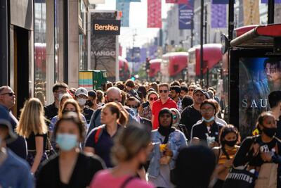 Transeúntes, algunos con mascarillas, en el centro de Londres.