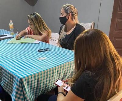 El acuerdo fue firmado esta tarde en la comisaría 25ª por la joven y la denunciante.