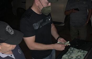 Dinero encontrado por la Policía hoy y que supuestamente fue parte del pago del rescate que intentó hacer el hijo del colono Helmut Ediger Friesen, en Santaní.