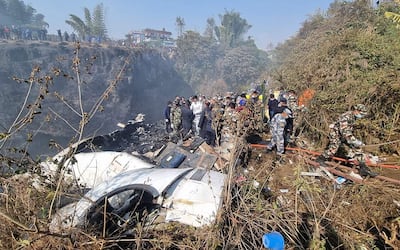 Las autoridades nepalíes han recuperado al menos 69 cadáveres tras el siniestro de un avión de la aerolínea Yeti Airlines que se estrelló este domingo con 72 personas a bordo cuando cubría una ruta doméstica que partió desde Katmandú.