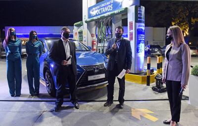 Omar Huaquin, gerente general de Petrobras en Paraguay, Alejandro Galanti y Ana Royg, en el lanzamiento de la nueva nafta 100 octanos de Petrobras.