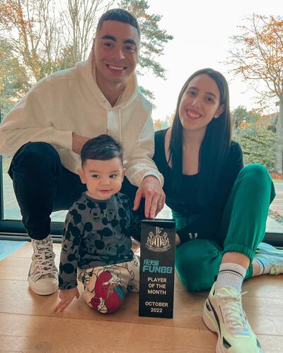 Hermosa familia. Miguel Almirón, Alexia Notto y Francesco aprovecharon el día libre del jugador del Newscastle para armar el tradicional arbolito de Navidad.