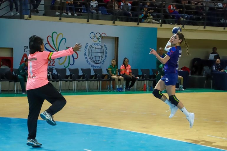Carimy Aluan, aquí saltando para conseguir una conversión, se encargó de anotar un total de 13 goles durante la goleada de Paraguay ante Bolivia en el hándbol femenino de los Juegos Odesur Asu2022.