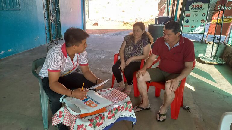 Muchas familias colaboraron con los censistas y hasta ofrecieron mesas para que la tarea del censista sea más cómoda.