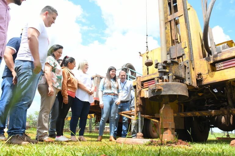 La candidata colorada a diputada Bettina Aguilera (segunda a la derecha) en el inicio de obra de un pozo financiado por Itaipú.