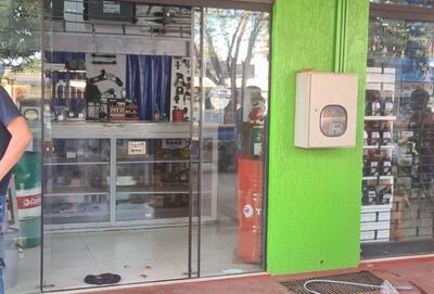 El desconocido cortó los candados de la puerta del local para alzarse con la motocicleta y la computadora portátil.