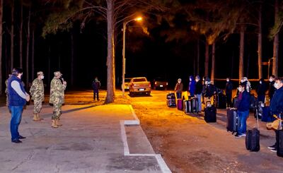 Los compatriotas provenientes de Estados Unidos de América hacen  cuarentena en el cuartel de la Artillería en Paraguarí.