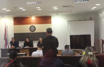 Maximiano Martínez, paraguayo, de 26 años y Denis Ariel Brítez Sánchez, brasileño, de 28 años, en el Salón de Juicios Orales de Pedro Juan Caballero.