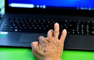 El confinamiento ha acelerado el uso de las comunicaciones digitales, ya que los jóvenes suelen enseñar a sus mayores a usar programas como Zoom o Skype para mantenerse en contacto a pesar de la distancia.