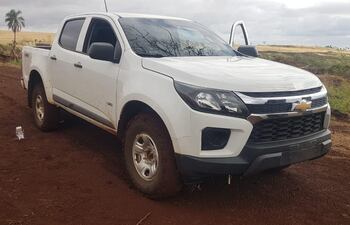 Camioneta cargada con proyectiles, abandonada por los delincuentes en la colonia Cerro Kuatia, departamento de Amambay.