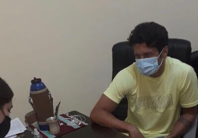 El futbolista Nelson Haedo en la oficina del Registro Electoral en Coronel Oviedo, este miércoles.