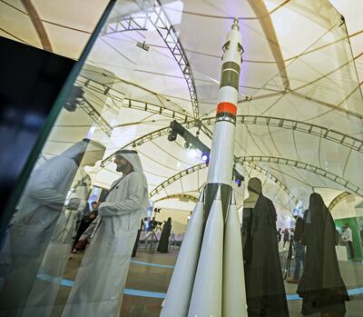 Un grupo de emiratíes se reúne en el centro espacial Mohammed Bin Rashid en Dubai, Emiratos Árabes.