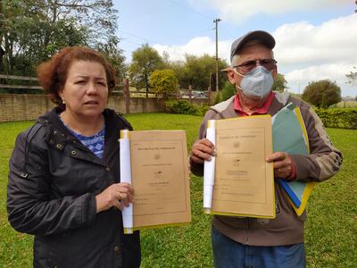 Los agricultores Rosalina Romero y su esposo Pedro Rufino Torras con sus títulos de propiedad en mano. Aún así fueron desposeídos de sus parcelas de producción.