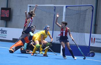 Festejo merecido con el puño arriba de Lilian Acuña (i) tras el gol de la victoria. (Foto PAHF)