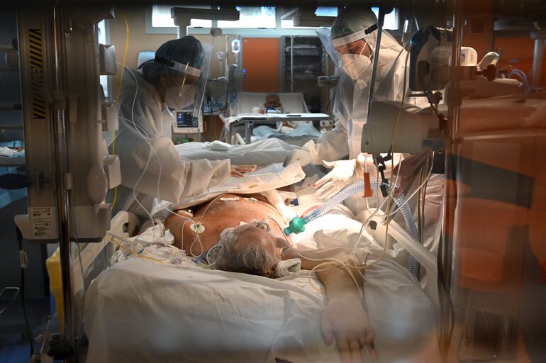 Médicos atienden a un paciente con covid-19 en terapia intensiva en el hospital Casal Palocco, cerca de Roma.
