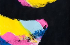 Colores vivos se mezclan con los trazos negros en una de las obras de Marta Vargas Peña, que forma parte de la muestra "Luces".