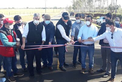 El presidente Mario Abdo Benítez (chaleco negro) asistió ayer a la mañana a  la inauguración de la ruta asfaltada que une la Ruta PY13 con el distrito de San Joaquín, departamento de Caaguazú.