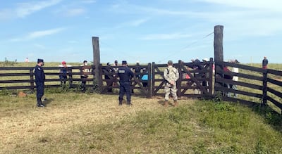 Parece un chiste, la Policía está fuera de la propiedad invadida, dentro los intrusos, de un caso reciente en zona de Caazapá.