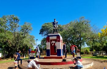 Funcionarios municipales con ayuda del intendente hermosean plaza de Acahay.