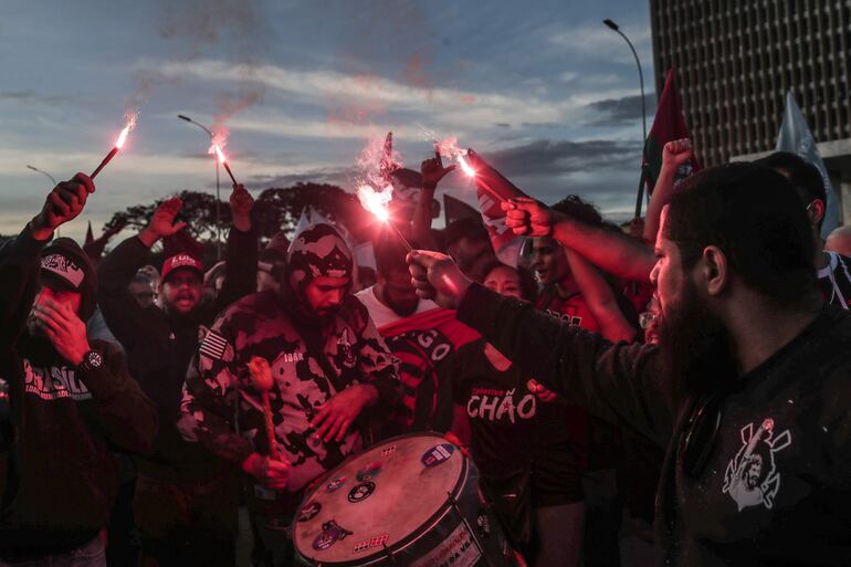 Partidarios del presidente Luiz Inácio Lula da Silva realizan una manifestación por la democracia hoy, un día después de los ataques a edificios gubernamentales por parte de manifestantes que se oponen al resultado de las elecciones en Brasília (Brasil). 
