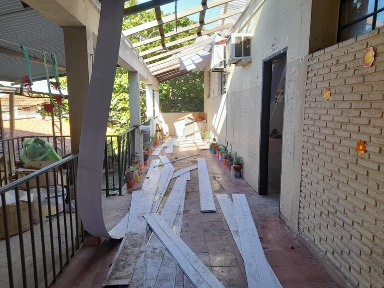 Aulas y pasillos de la escuela San Miguel Arcángel de Lambaré sufrieron daños tras temporal.