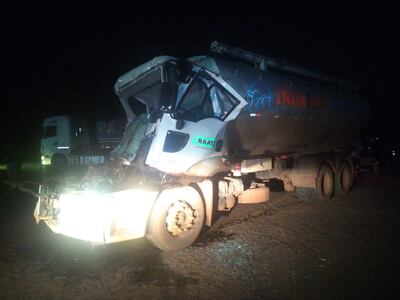 Uno de los camiones quedó con la cabina prácticamente inservible a raíz del fuerte impacto.