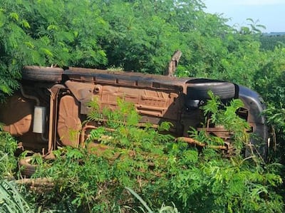 El vehículo volcó y quedó oculto en medio del matorral, lo que dificultó su hallazgo.