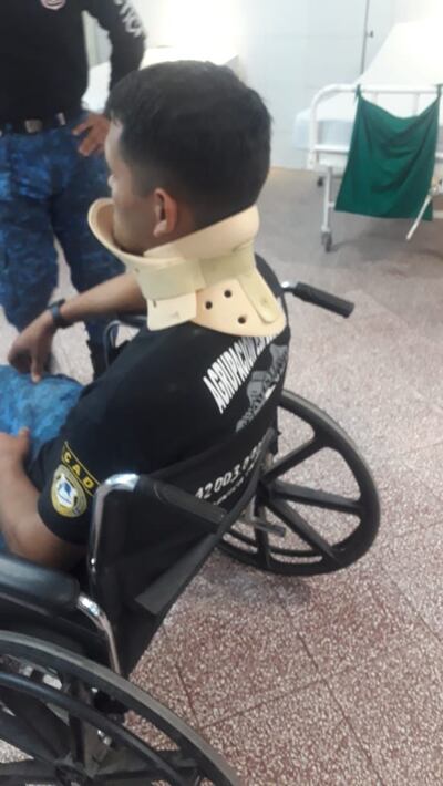 Policía de la Agrupación Especializada lesionado en el cuello.