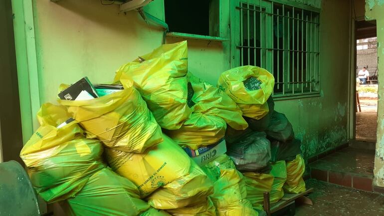 Los funcionarios salvaron algunos documentos de la oficina municipal.