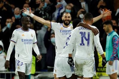 El delantero francés del Real Madrid Karim Benzema (c) celebra su segundo gol durante el partido entre el Real Madrid y el Shakhtar Donetsk, de la cuarta jornada de la fase de grupos de la Liga de Campeones, este miércoles en el estadio Santiago Bernabéu.