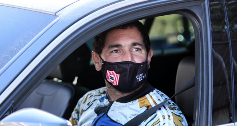 Sergio Daniel Orteman Rodríguez (41 años), entrenador del Sportivo San Lorenzo, con el barbijo elaborado  por el club para el cuerpo técnico rayadito.