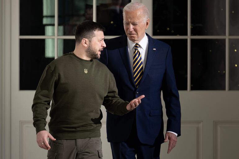 El presidente de Estados Unidos Joe Biden camina por la Casa Blanca con el presidente de Ucrania Volodymyr Zelensky. 