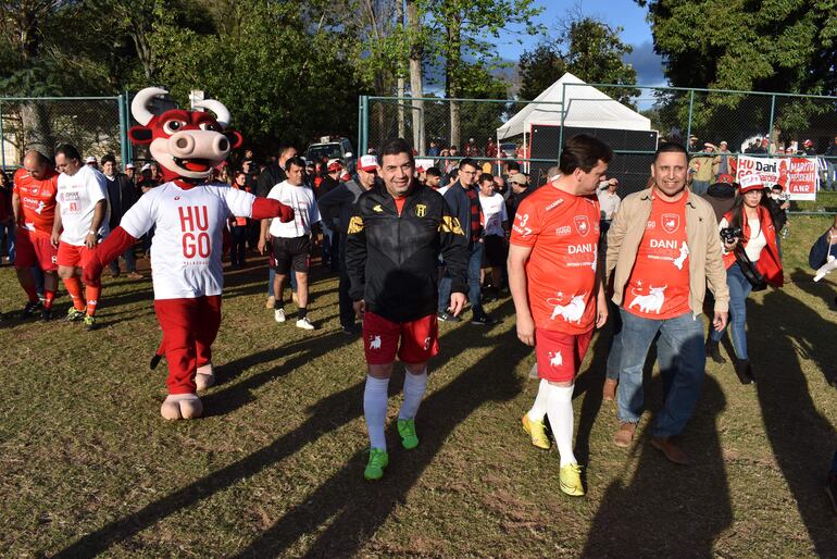 Jornada de fútbol en el club Fulgencio Yegros de la ciudad de Ñemby, con presencia de Hugo Velázquez. 
