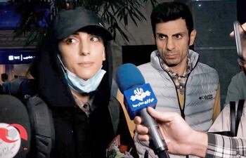 La deportista iraní Elnaz Rekabi llegó al aeropuerto de Teherán, Khomeini International Airport. Fue recibida por una multitud que la calificó de heroína. (EFE/EPA)