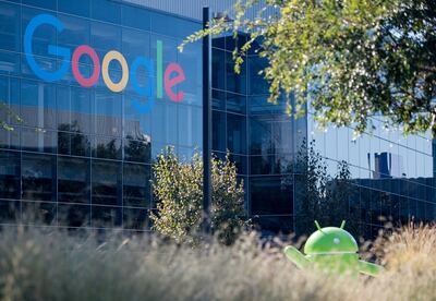 El logo de Google logo y la estatua de Android en Googleplex en Menlo Park, California