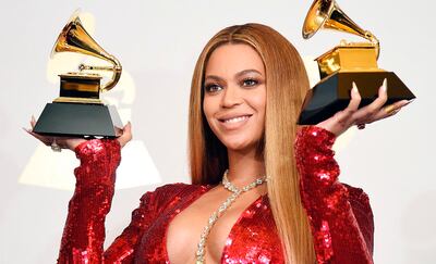 En una foto de archivo de 2017, Beyoncé sostiene dos premios Grammy.
