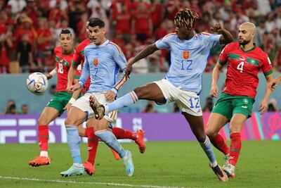 Nico Williams (2-R) de España realiza un tiro al arco durante el partido de fútbol de octavos de final de la Copa Mundial de la FIFA 2022 entre Marruecos y España en el Education City Stadium en Doha, Qatar, el 6 de diciembre de 2022.