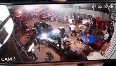 El automóvil irrumpió en el local gastronómico y llevó por delante a varios comensales, de los cuales do mujeres resultaron lesionadas.