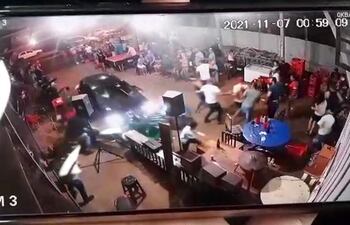 El automóvil irrumpió en el local gastronómico y llevó por delante a varios comensales, de los cuales do mujeres resultaron lesionadas.