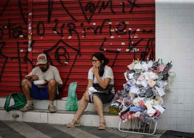 Dos personas venden en la calle en São Paulo, Brasil, esta semana. El país generó 142.690 nuevos empleos formales en 2020, pese al covid, pero el peor resultado desde 2017, cuando se cerraron 20.832 puestos.