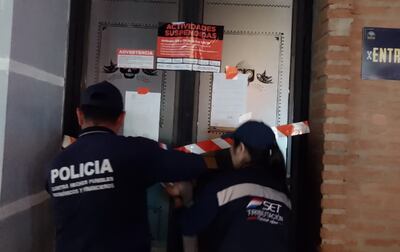 Los funcionarios de la SET, acompañados de policías, procedieron anoche al cierre temporal de los locales.