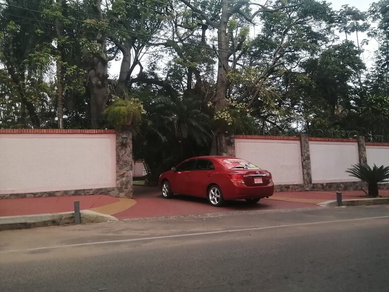 El vehículo de María Laura Miers Espínola, funcionaria del Congreso con un sueldo mensual de G. 10 millones, ingresa a la casa del condenado exsenador cartista Óscar González Daher, en Luque, para hacer oficina, el pasado jueves 26.