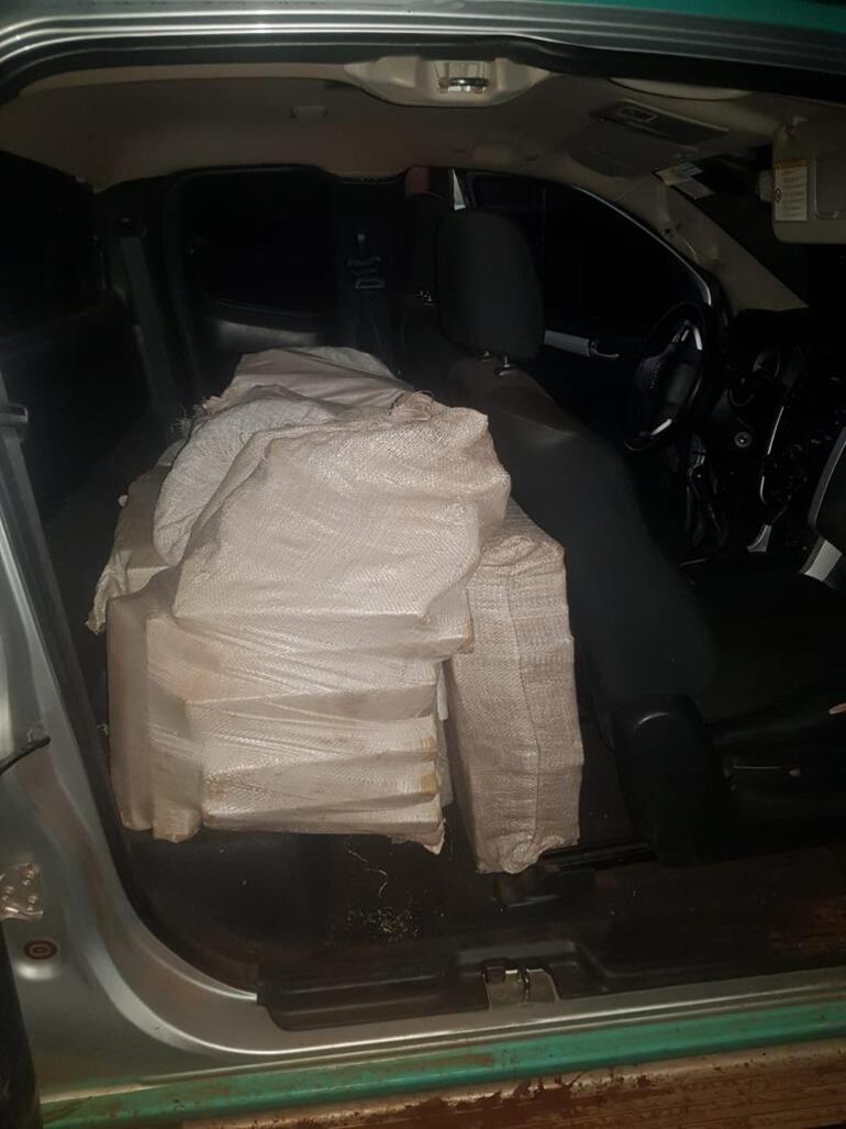 Vehículo de la ANDE usado para movilizar marihuana en Amambay.