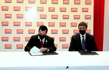 El presidente de la ANDE, Ing. Félix Sosa y el director financiero de Fortescue Industries Ltd., Enrique García, durante la firma de la carta de interés.