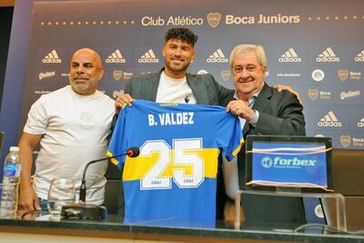 El exfutbolista xeneize y hoy dirigente Mauricio "Chicho" Serna, el defensor Bruno Valdez y el presidente de Boca Juniors, Jorge Ameal, en la presentación del paraguayo.