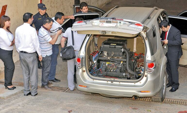 El 26 de agosto de 2016, la Fiscalía se constituyó en la Senad para corroborar los equipos de espionaje telefónico que había adquirido la institución. Encabezó entonces la constitución, el fiscal Martin Cabrera.