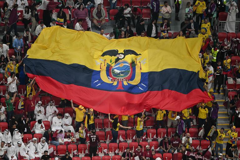 Los aficionados en el estadio Al Bayt de Al Khor de Jor, sede del partido inaugural del Mundial Qatar 2022.